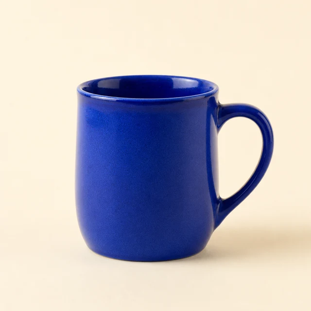 GPT Image 2:アイボリー背景に幅広の青い陶器のマグと右の取っ手